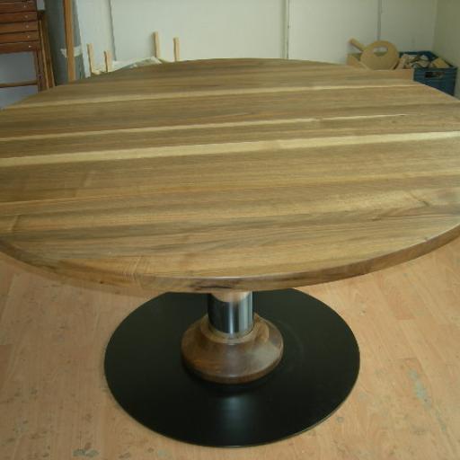 Tisch, z.B. Esstisch oder Sitzungstisch